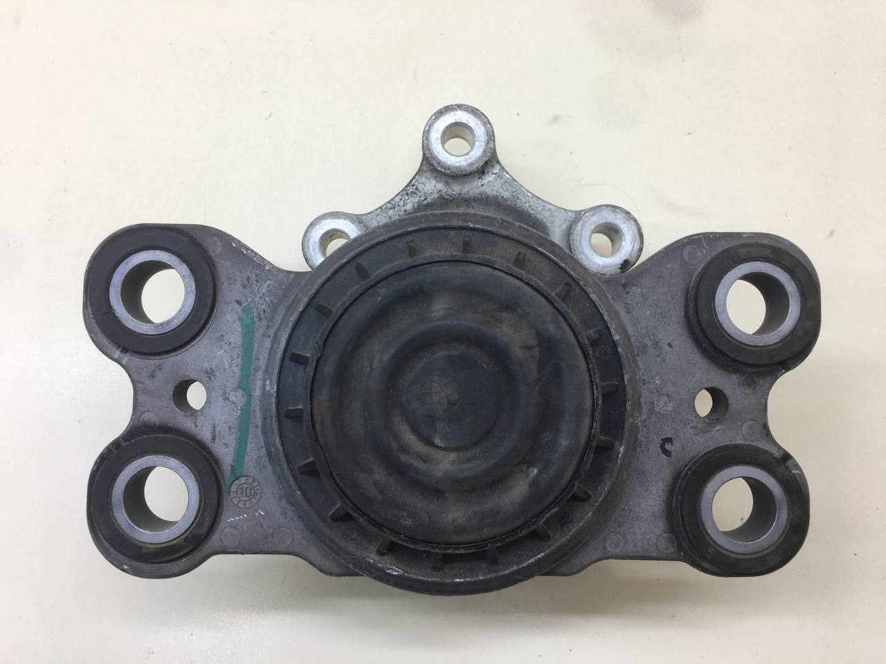 Опора двигателя левая Volvo XC60 2008-2017