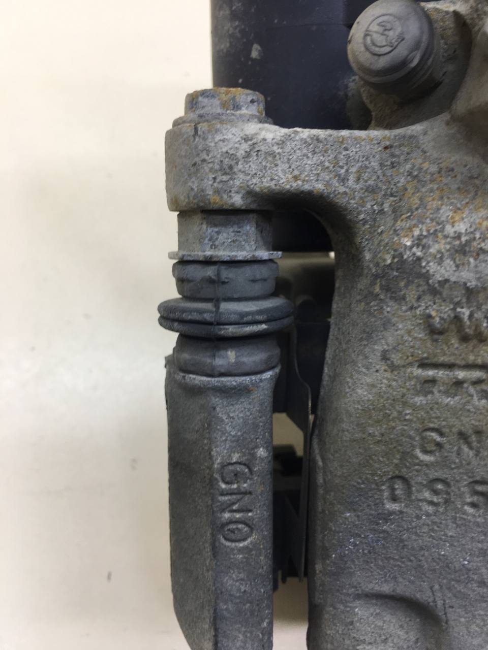 Суппорт задний правый Volkswagen Passat B7 2011-2015