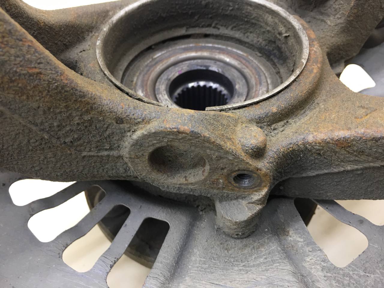 Кулак поворотный передний левый Toyota Camry (XV50) 2011-2017