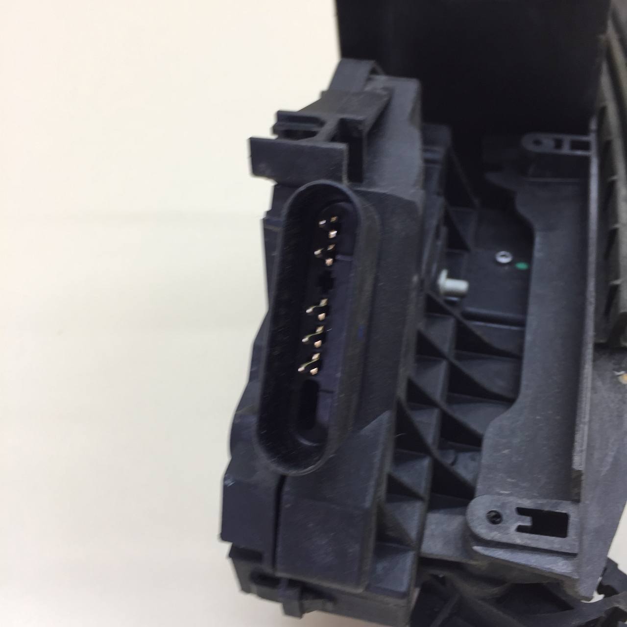 Замок двери передней левой Ford Focus 3 2011>