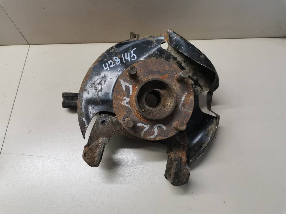 Кулак поворотный передний левый Nissan Almera (N15) 1995-2000