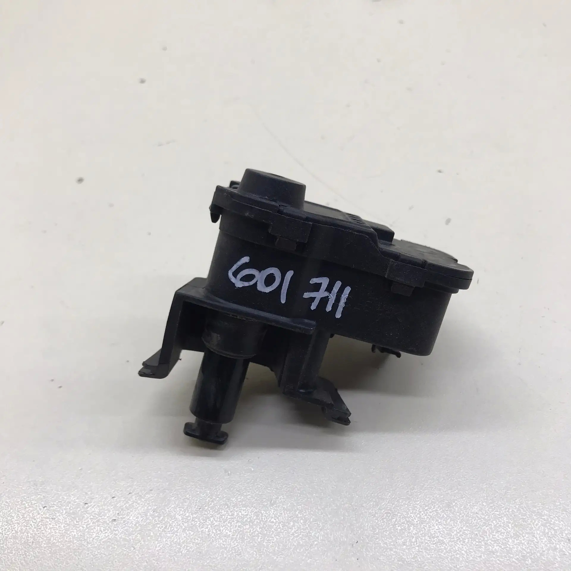 Активатор замка крышки бензобака Skoda Octavia (A7) 2013>