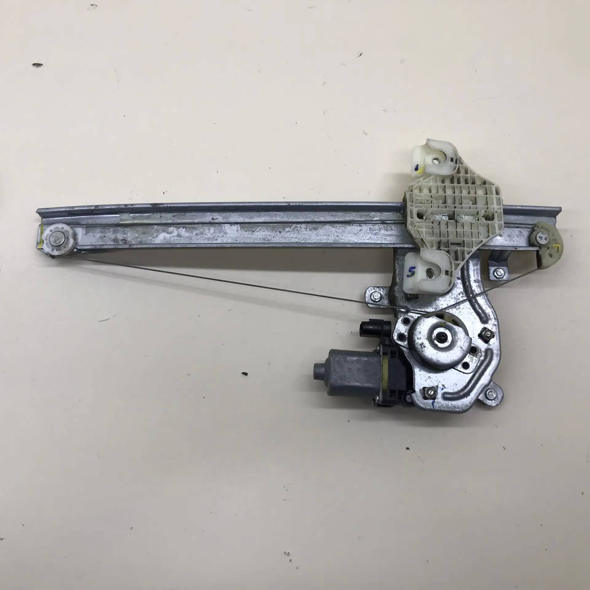 Стеклоподъемник электр. передний правый Peugeot 308 2007>