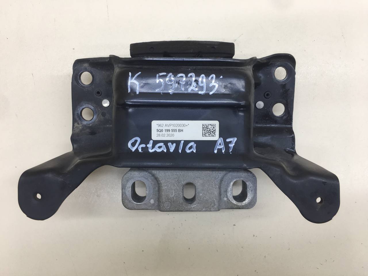 Опора КПП левая Skoda Octavia (A7) 2013>