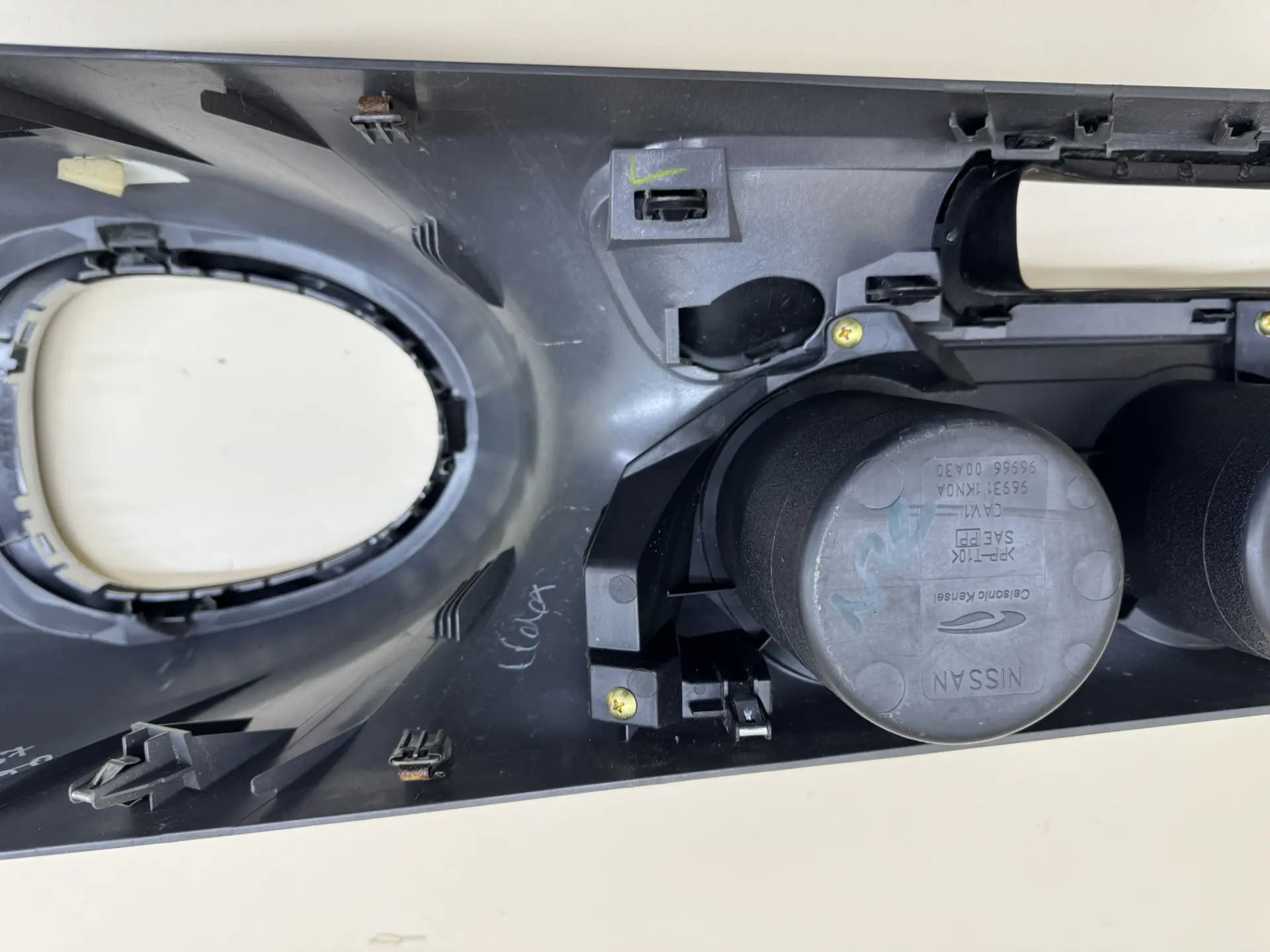 Консоль центральная Nissan Juke (YF15) 2011-2020