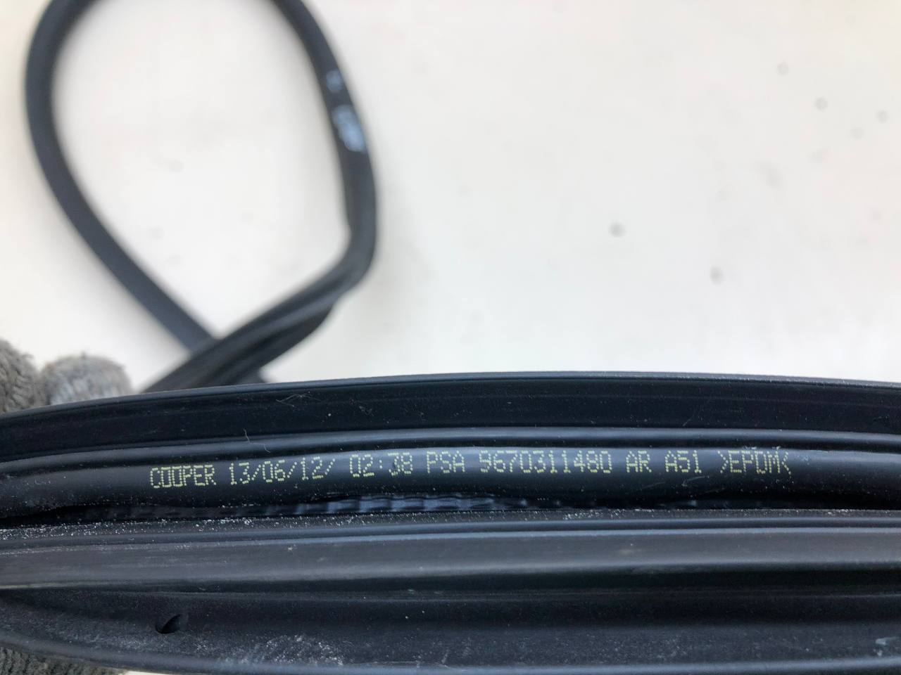 Уплотнитель двери Citroen C3 2009-2016