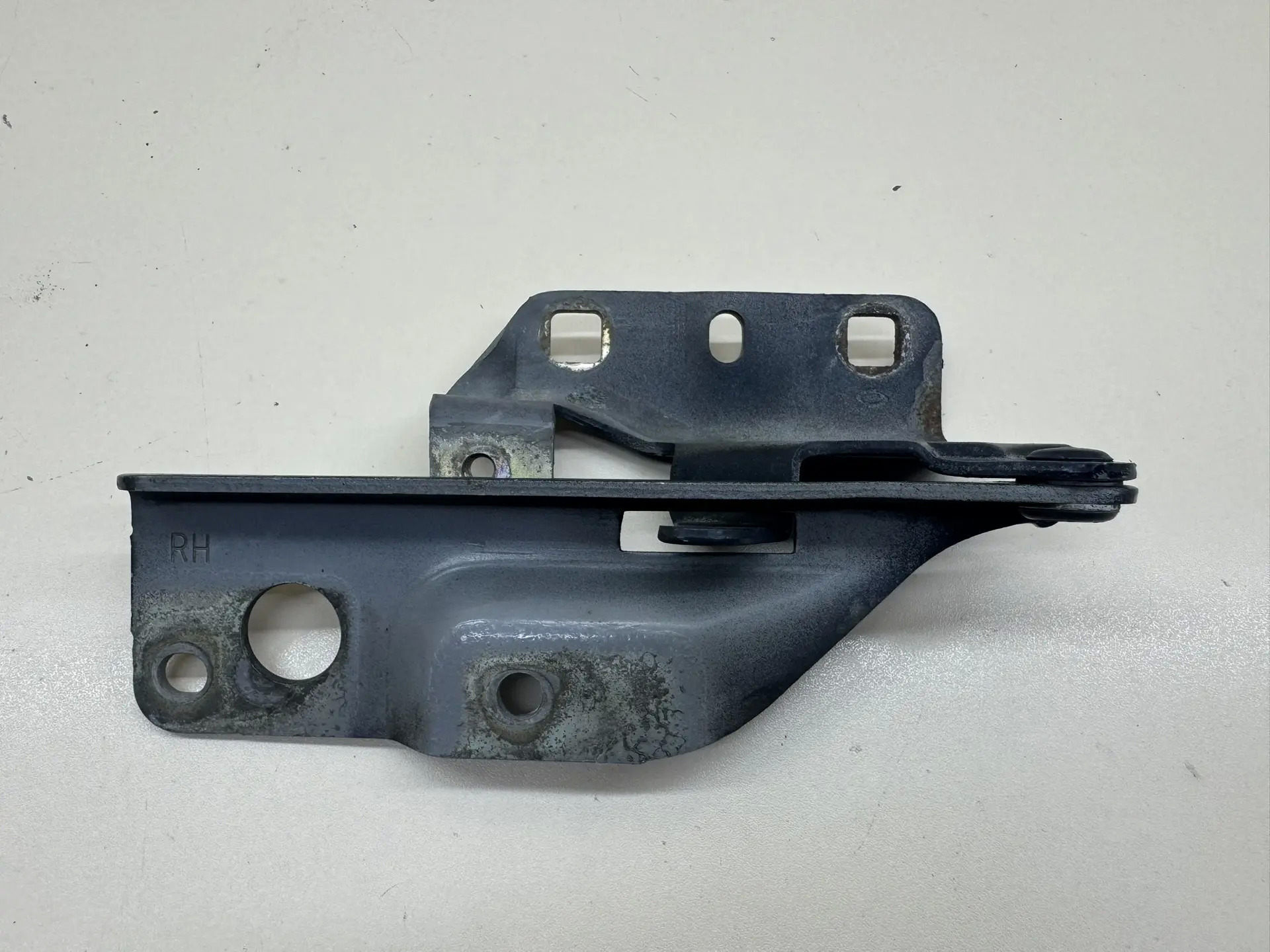 Петля двери передней правой нижняя Mitsubishi Outlander (GF) 2012>