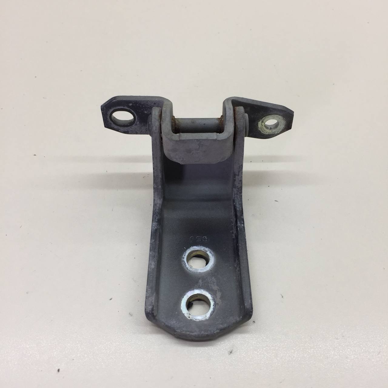 Петля двери передней левой нижняя Suzuki Grand Vitara 2005-2015