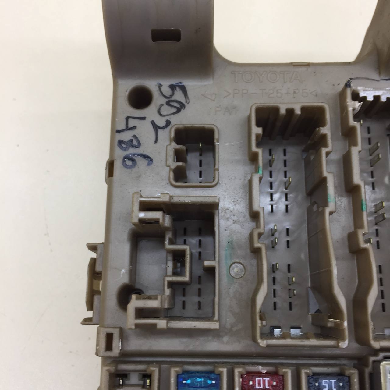Блок предохранителей Toyota Corolla E120 2001-2007