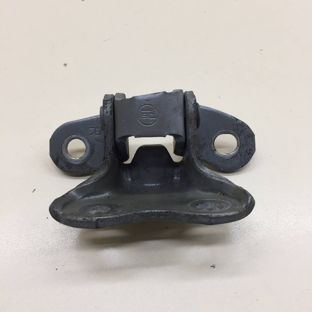 Петля двери передней правой нижняя Toyota Camry (XV50) 2011-2017