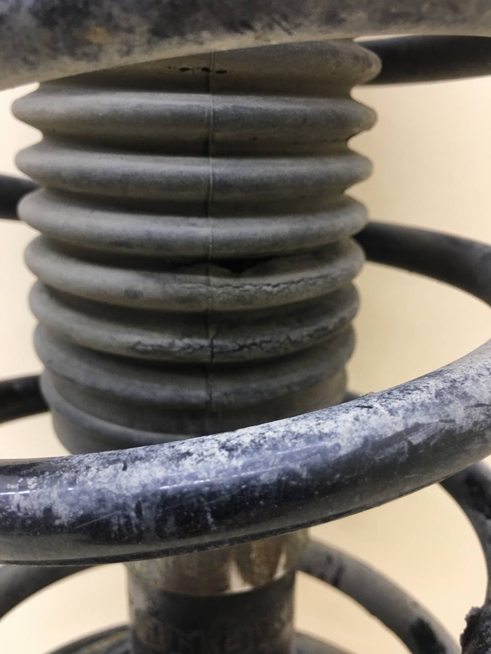 Амортизатор передний левый Chevrolet Aveo T250 2005-2011