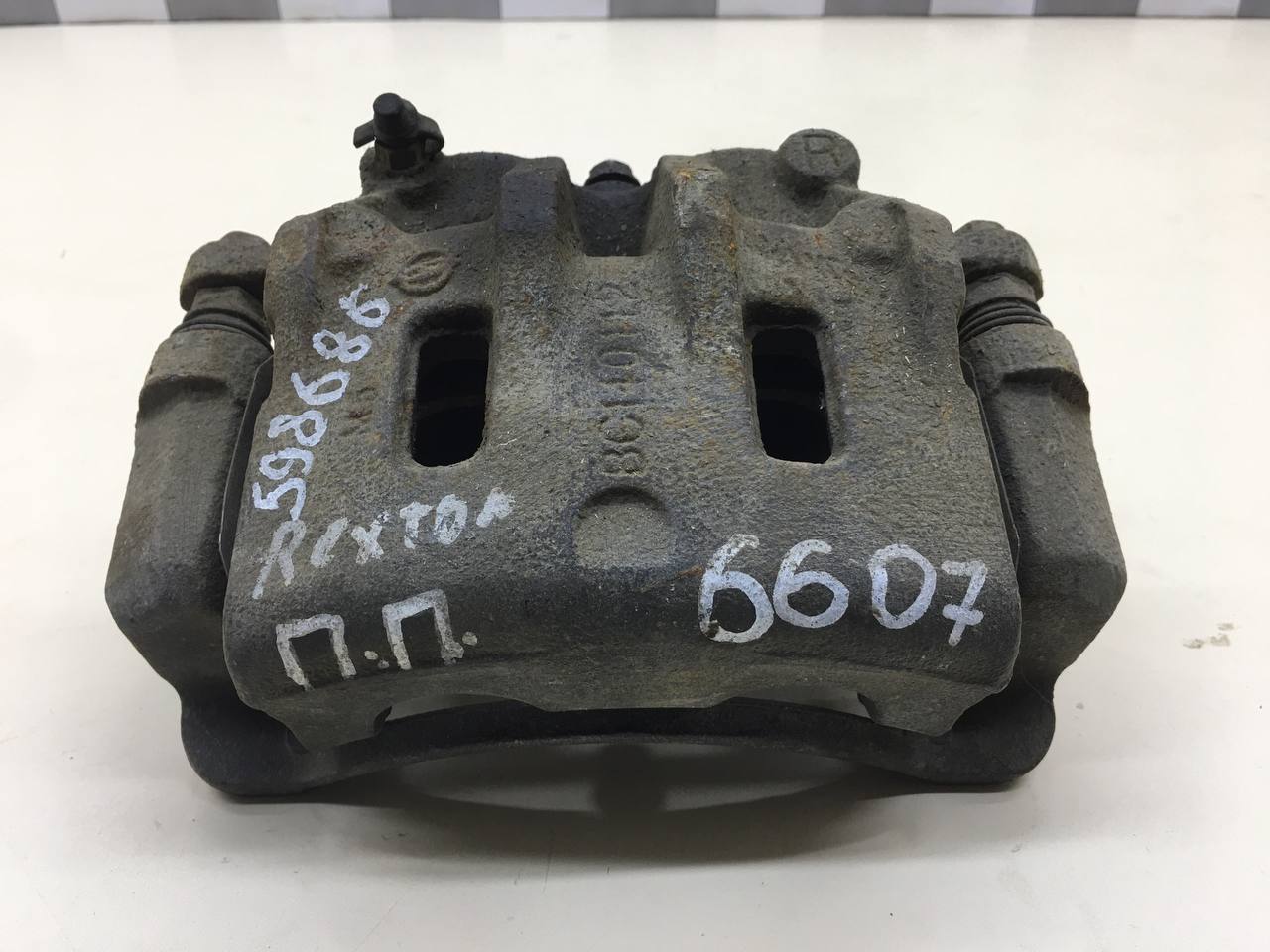 Суппорт передний правый SsangYong Rexton 2 2006-2012