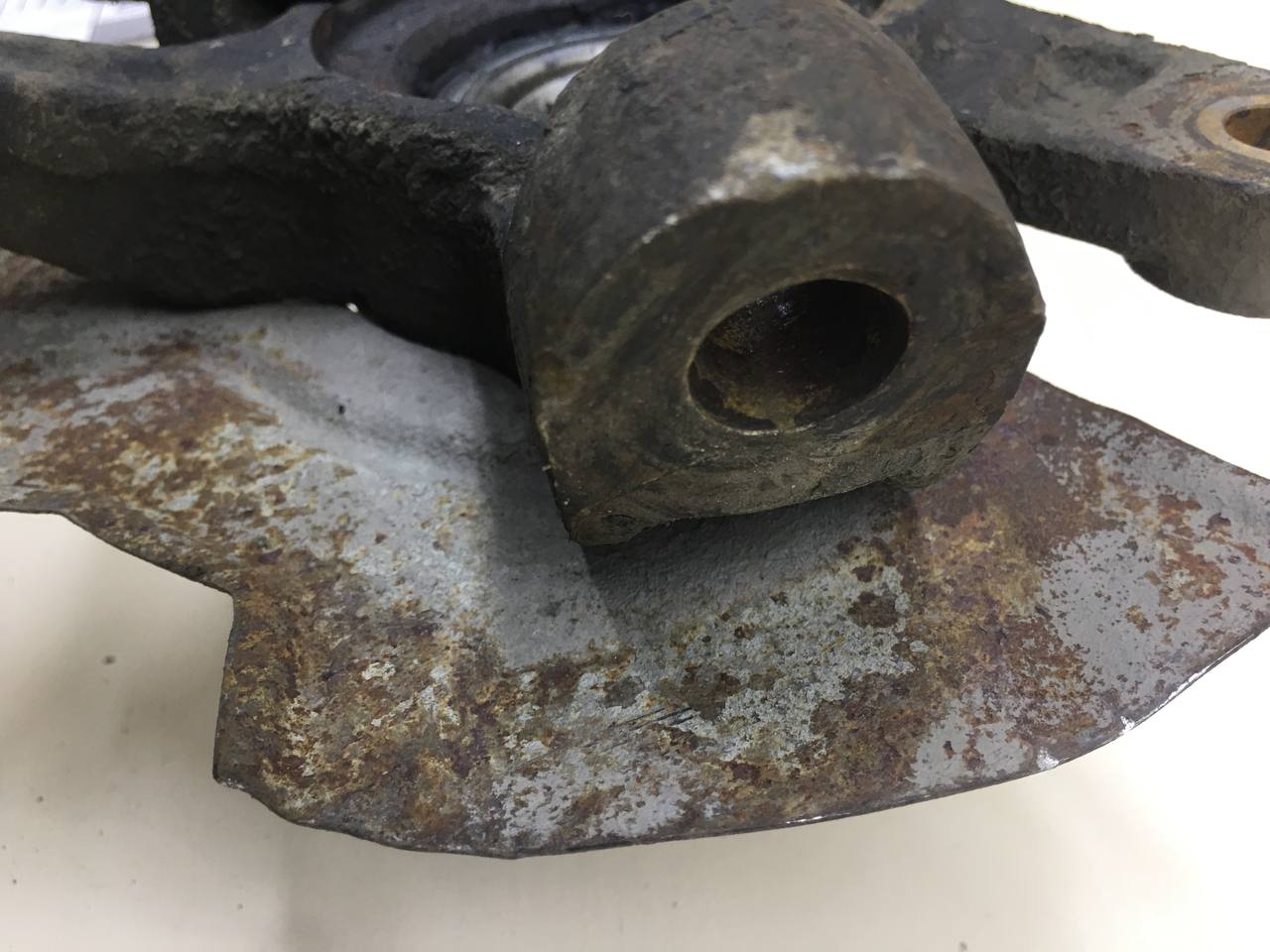 Кулак поворотный передний левый Chevrolet Aveo T250 2005-2011