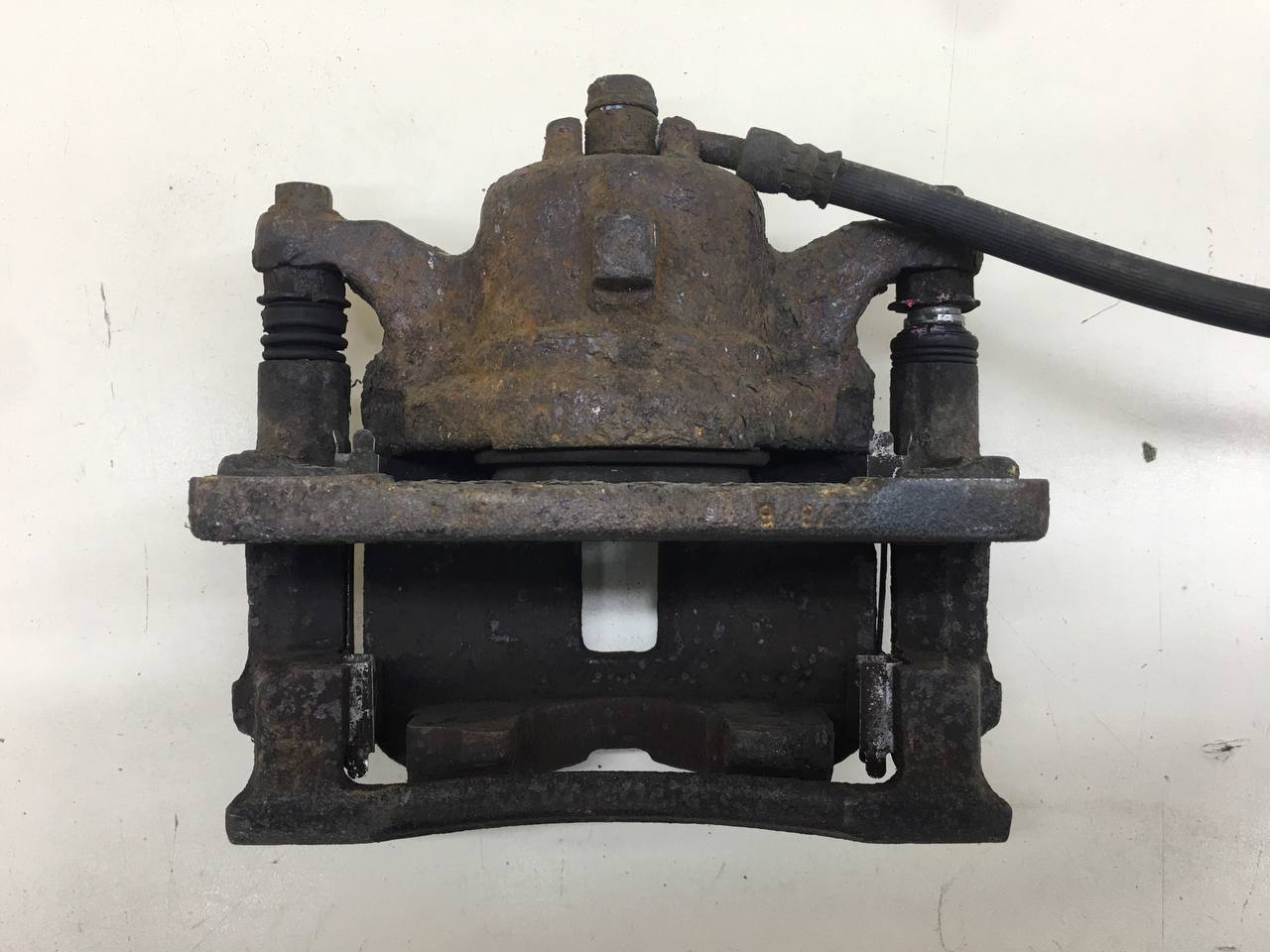 Суппорт передний правый Honda Civic 5D 2006-2012