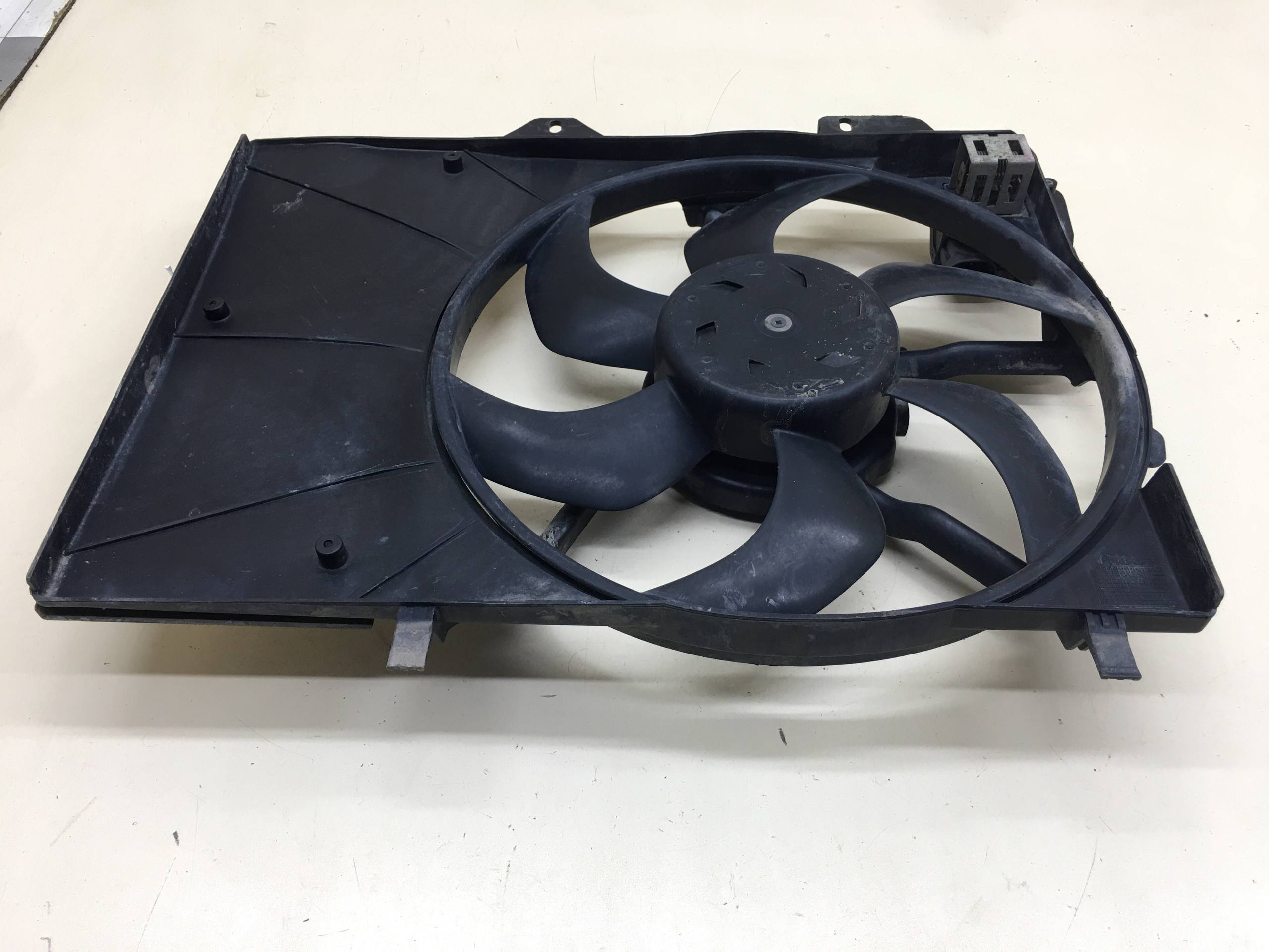 Диффузор вентилятора Peugeot 208 2012>