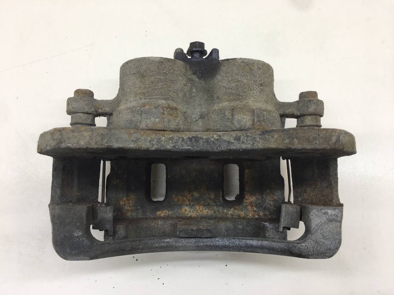 Суппорт передний правый SsangYong Rexton 2 2006-2012