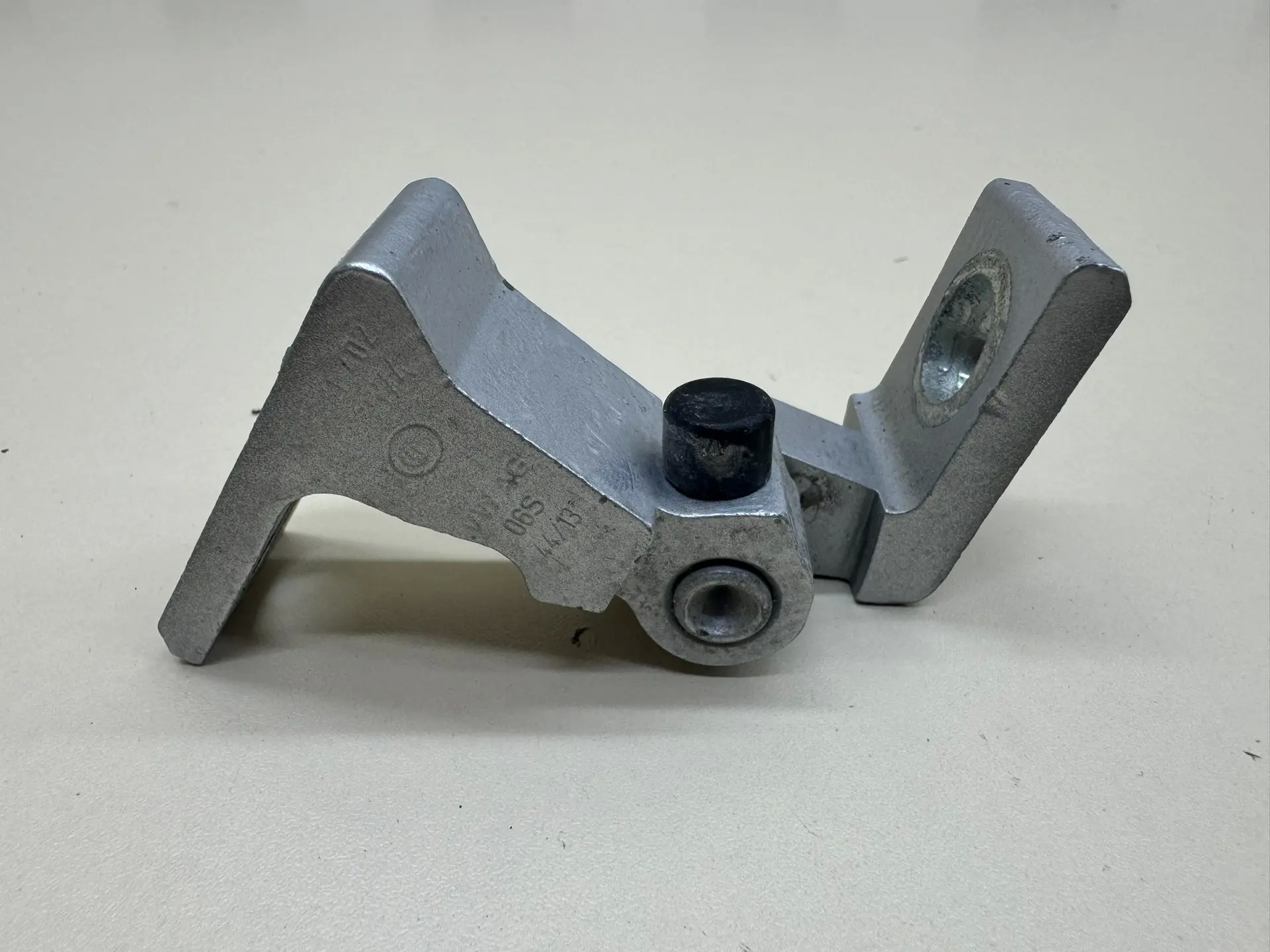 Петля двери Volkswagen Polo (MK5) 2011-2020