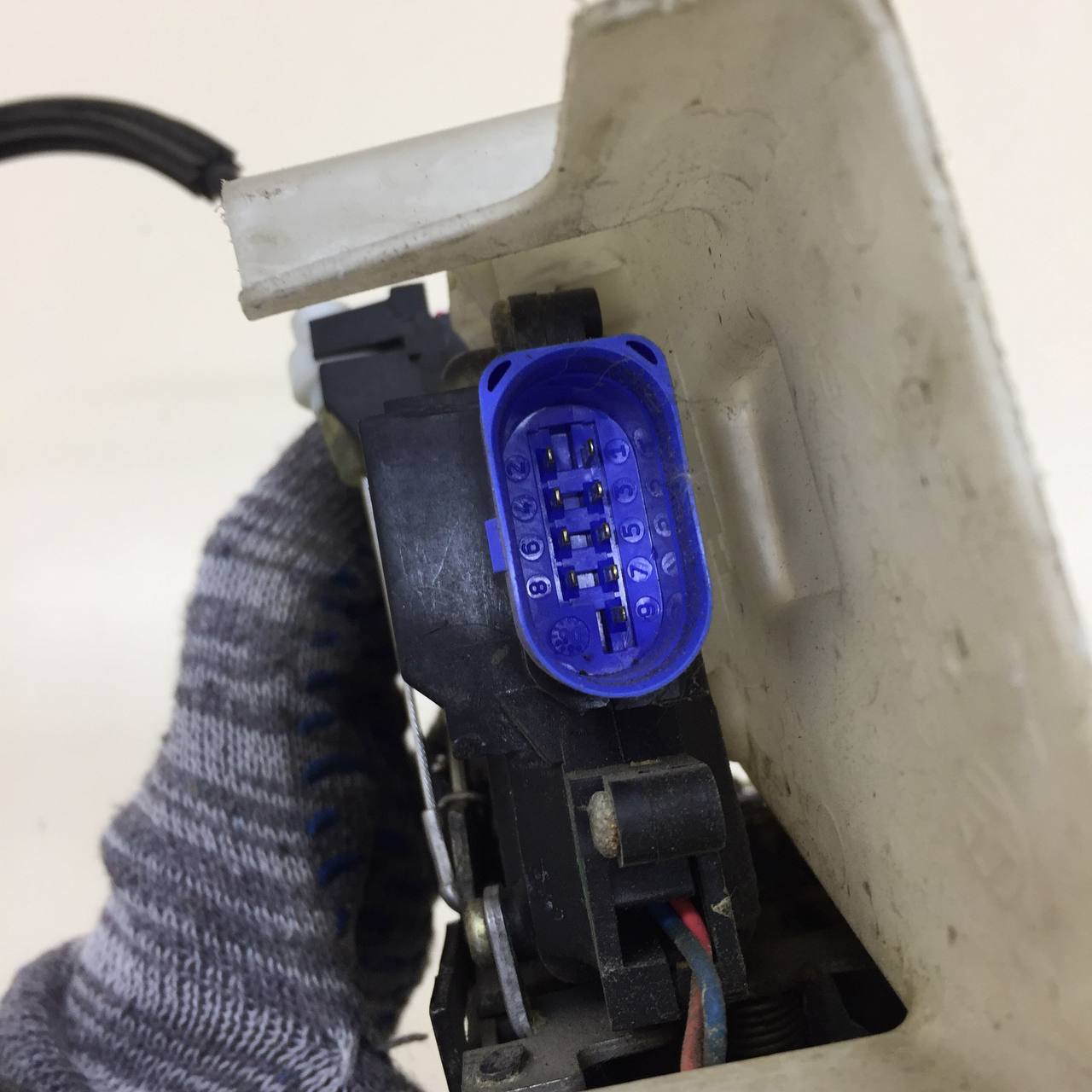 Замок двери передней левой Volkswagen Phaeton 2002>