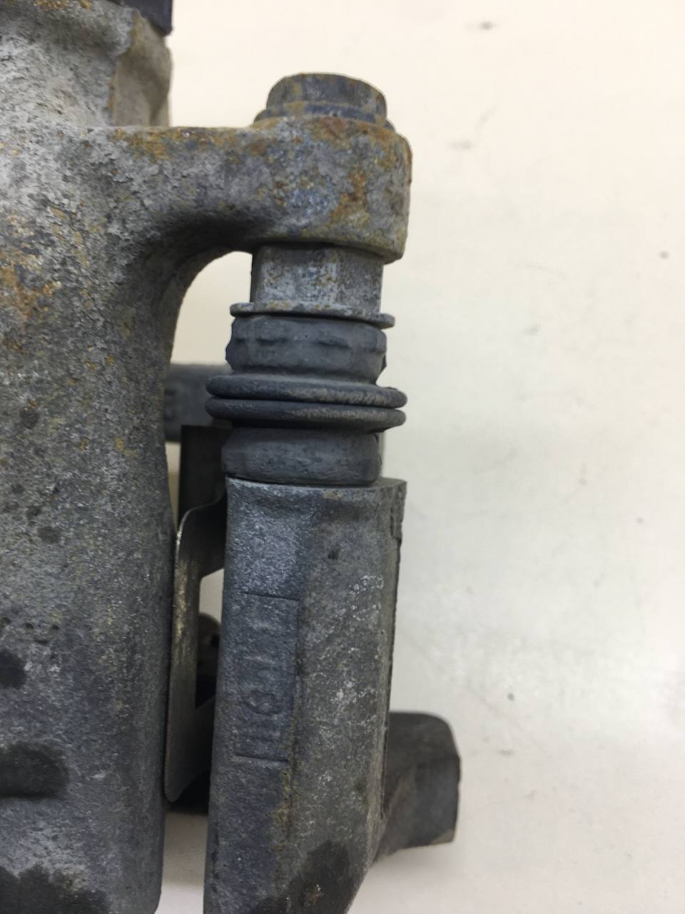 Суппорт задний правый Volkswagen Passat B7 2011-2015