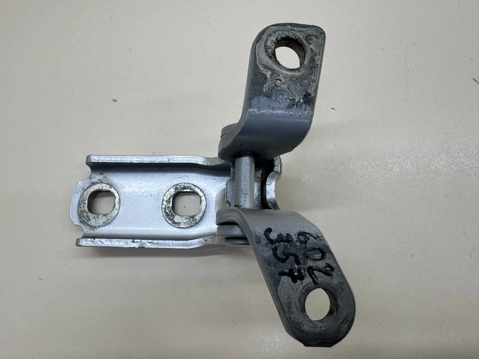 Петля двери задней левой нижняя Chevrolet Cruze (J300) 2009-2016