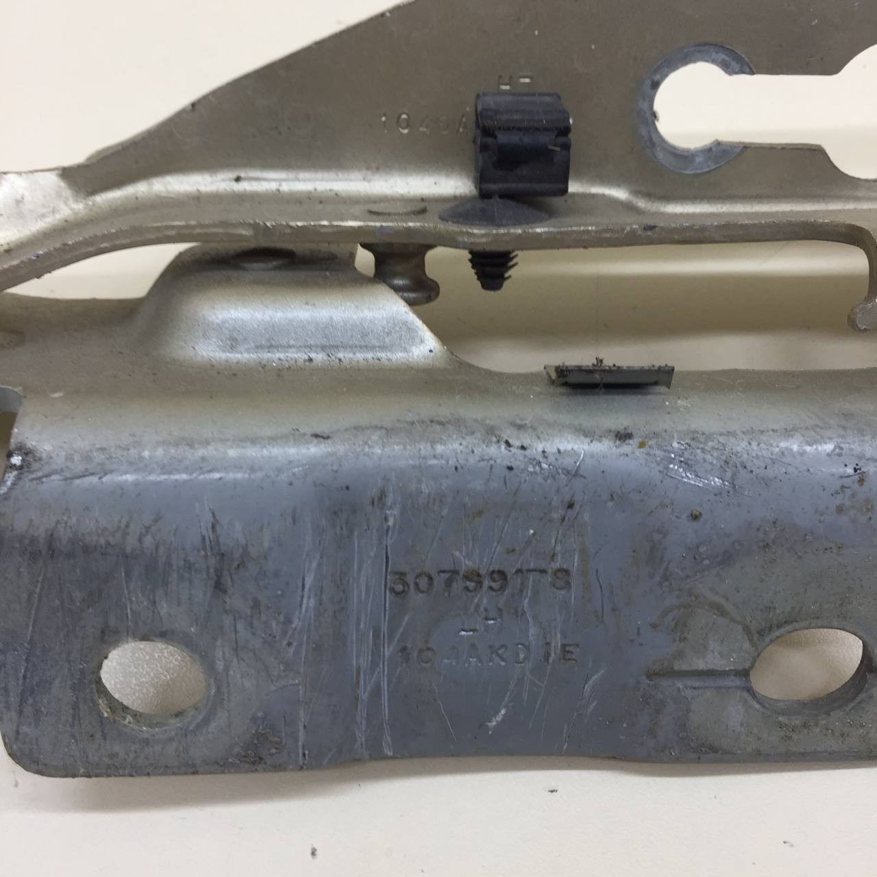 Петля капота левая Volvo S60 (FS, FH) 2010>