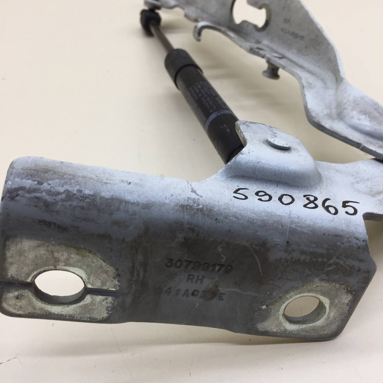 Петля капота правая Volvo V60 2010-2013