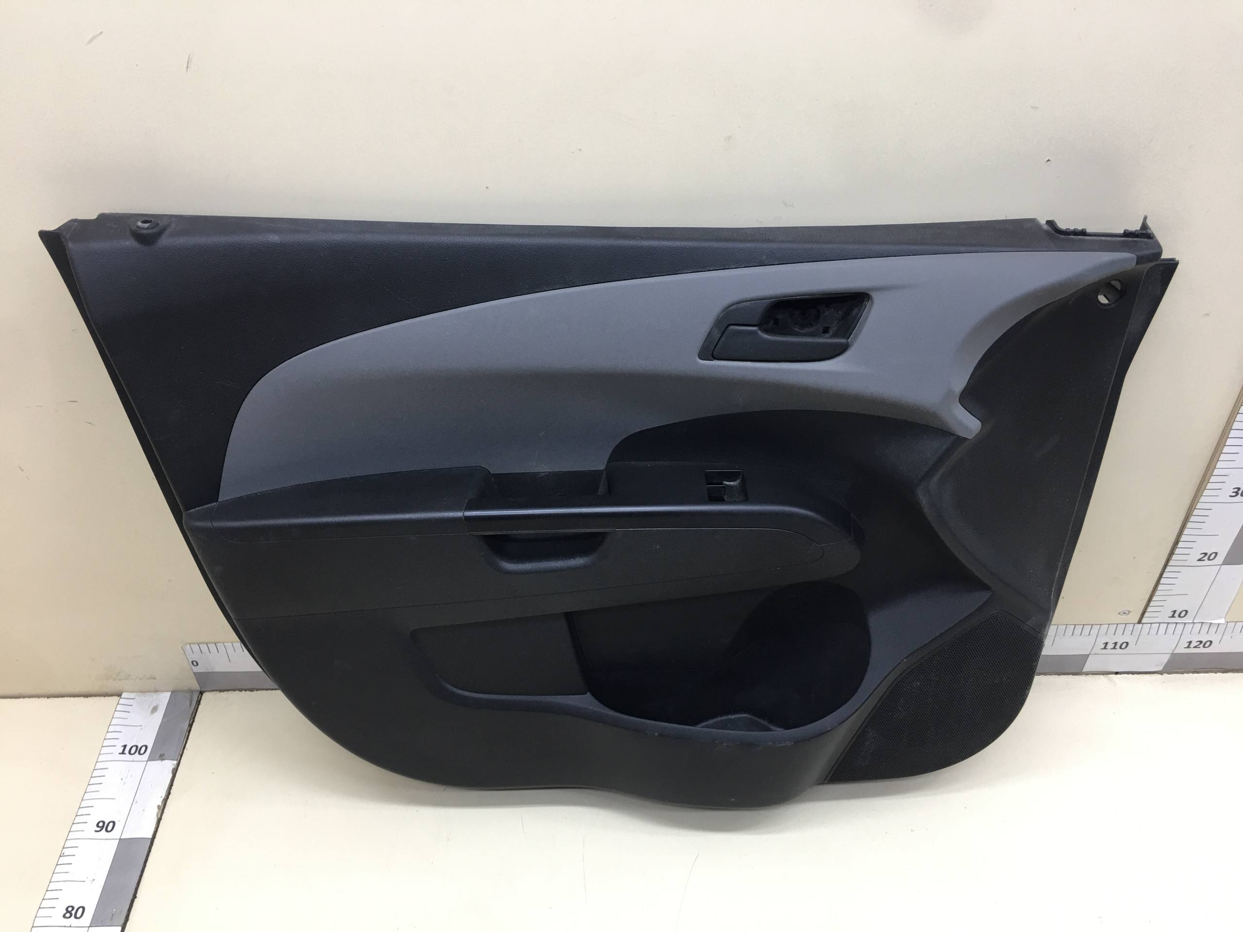 Обшивка двери передней левой Chevrolet Aveo T300 2011>