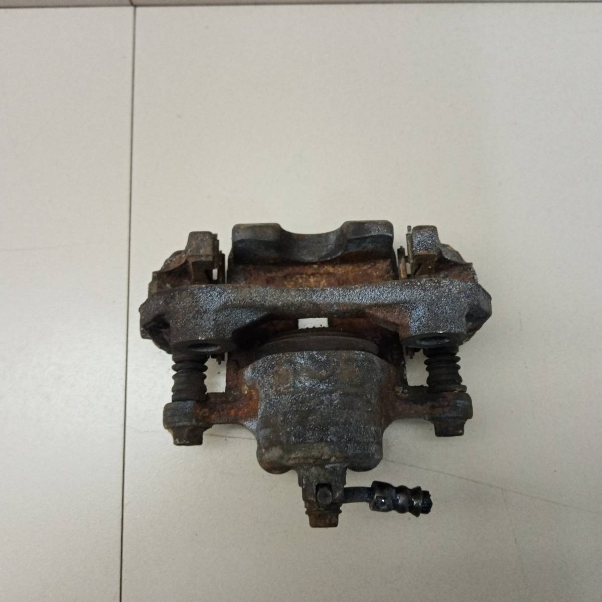 Суппорт передний левый Nissan March (K11) 1992-2002