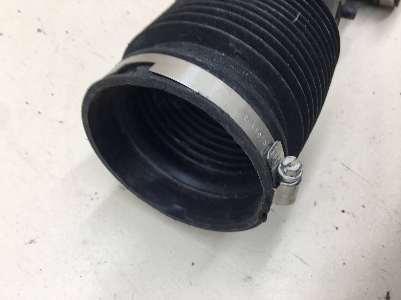 Патрубок воздушного фильтра Cadillac STS 2004-2011