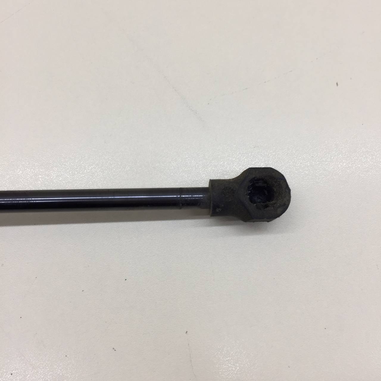 Амортизатор двери багажника Lada X-RAY 2016>