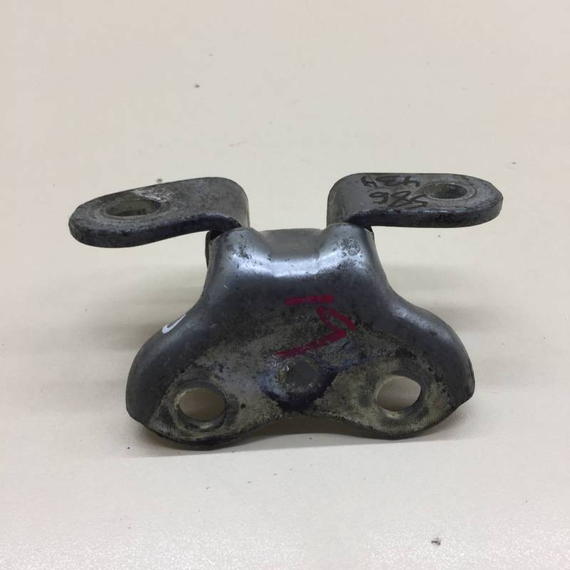 Петля двери передней правой нижняя Toyota Camry (XV50) 2011-2017