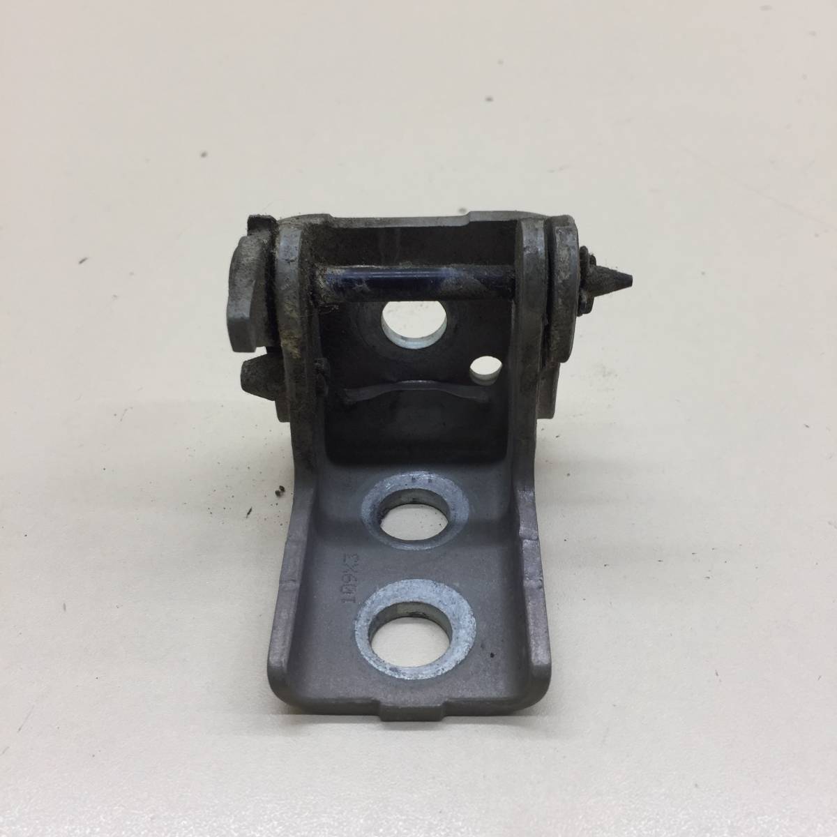 Петля двери передней правой верхняя Peugeot 208 2012>