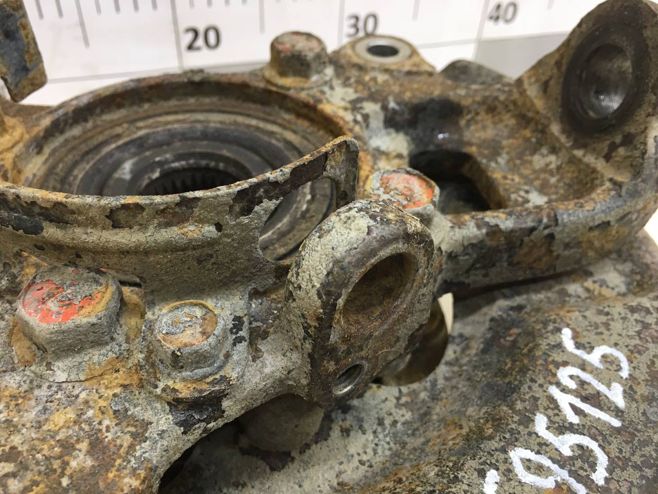 Кулак поворотный передний правый Mitsubishi L200 (KB) 2006-2016