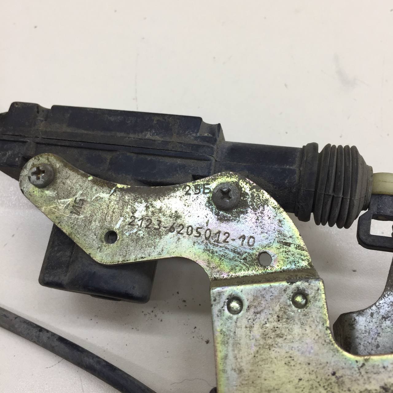 Замок двери задней правой Chevrolet Niva 2002-2009