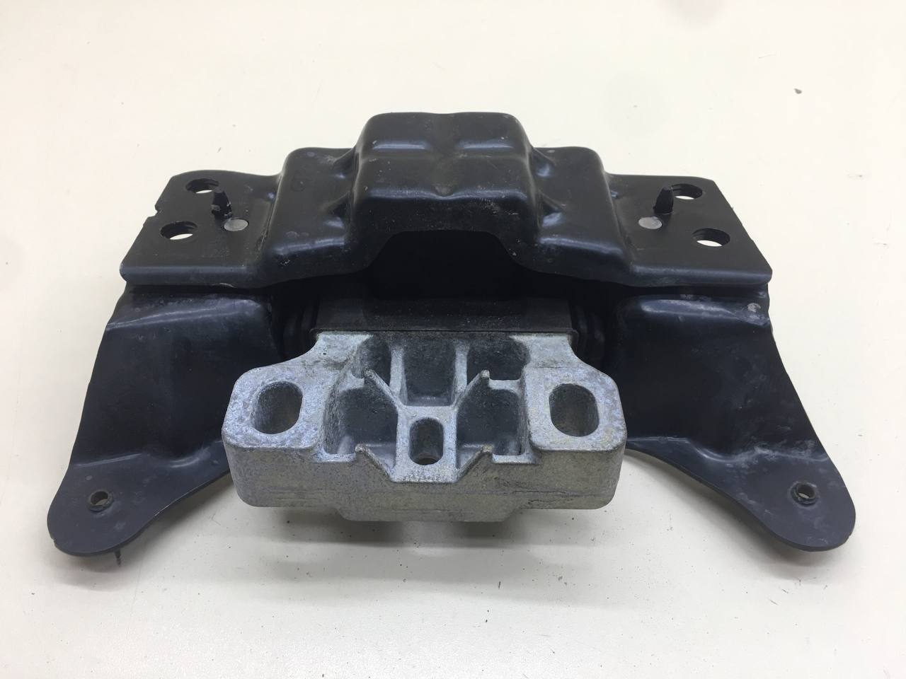 Опора КПП левая Skoda Octavia (A7) 2013>