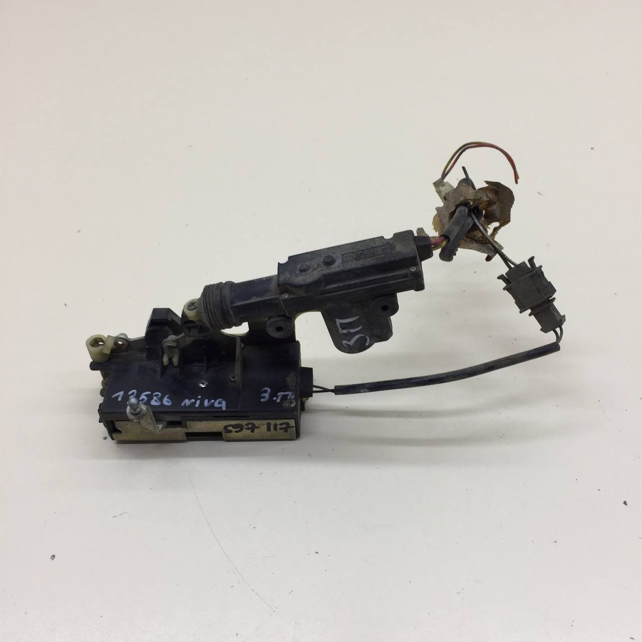 Замок двери задней правой Chevrolet Niva 2002-2009