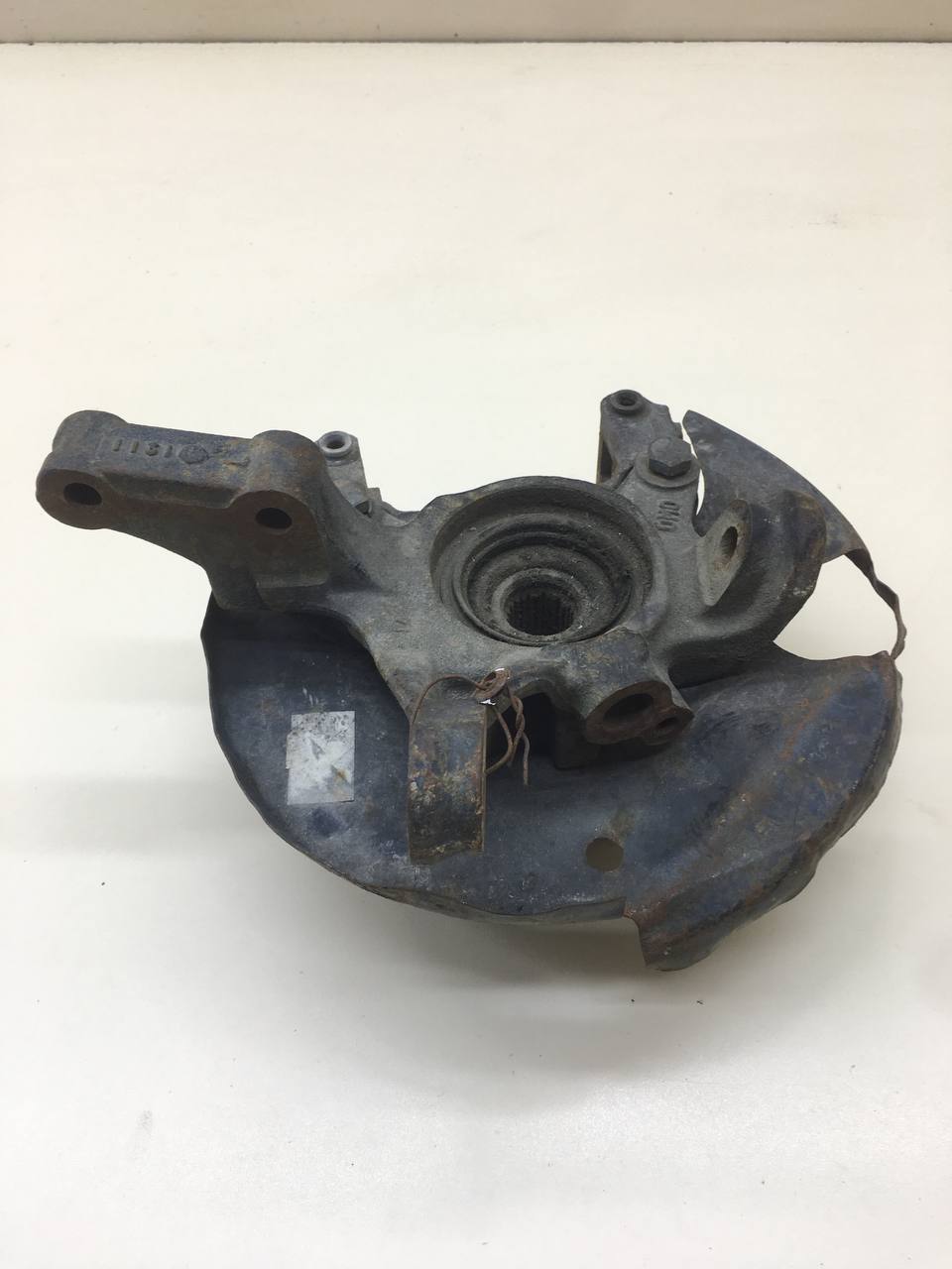 Кулак поворотный передний левый Nissan Almera (N15) 1995-2000