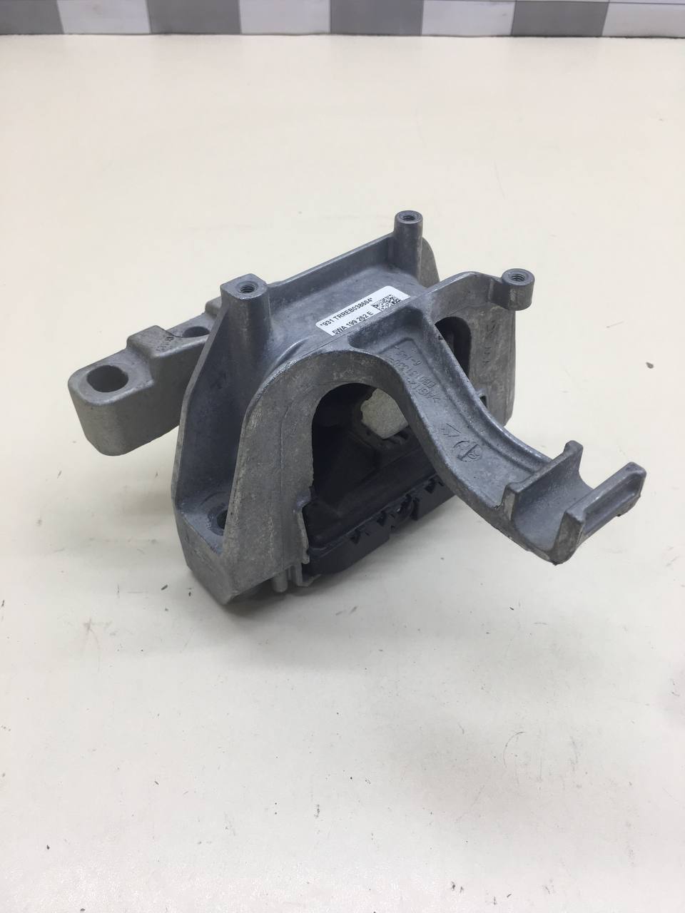 Опора двигателя Skoda Octavia (A7) 2013>