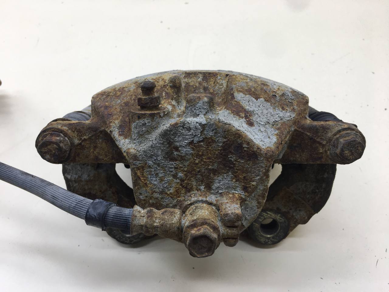 Суппорт передний левый Nissan Primera (P12) 2002-2007