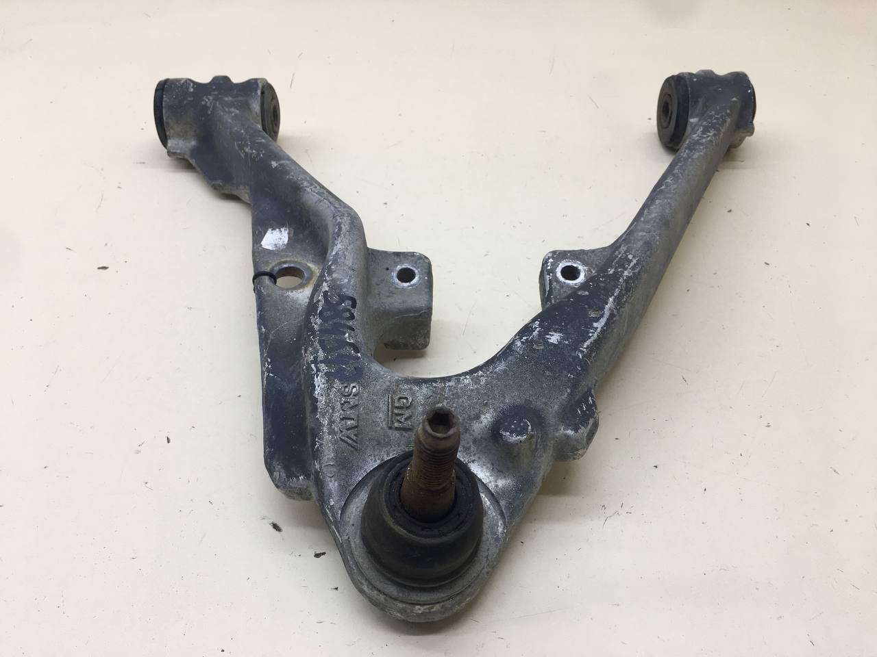 Рычаг передний нижний левый Cadillac Escalade 3 2006-2014