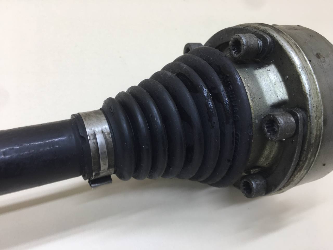 Полуось передняя левая Audi A3 (8V) 2013>