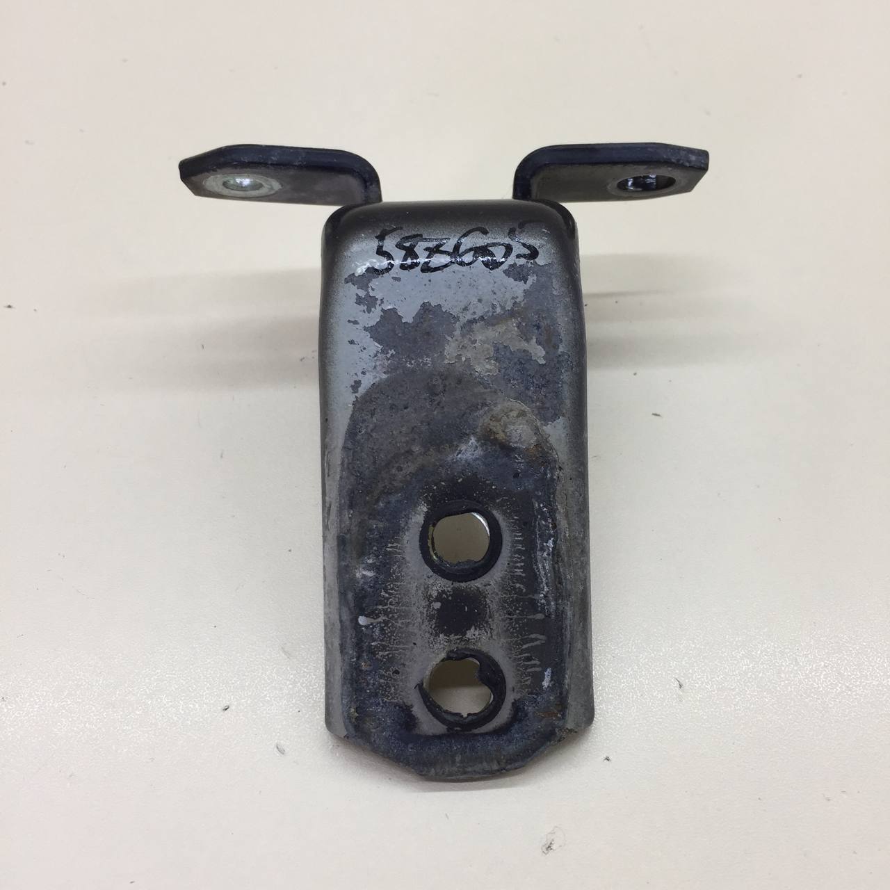 Петля двери передней левой нижняя Suzuki Grand Vitara 2005-2015