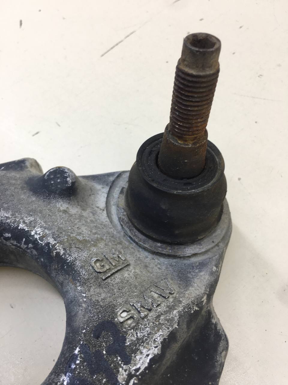 Рычаг передний нижний левый Cadillac Escalade 3 2006-2014