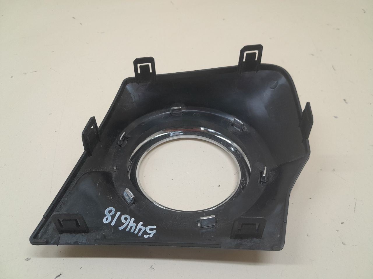 Рамка противотуманной фары правой Mitsubishi L200 5 (KK/KL) 2015>