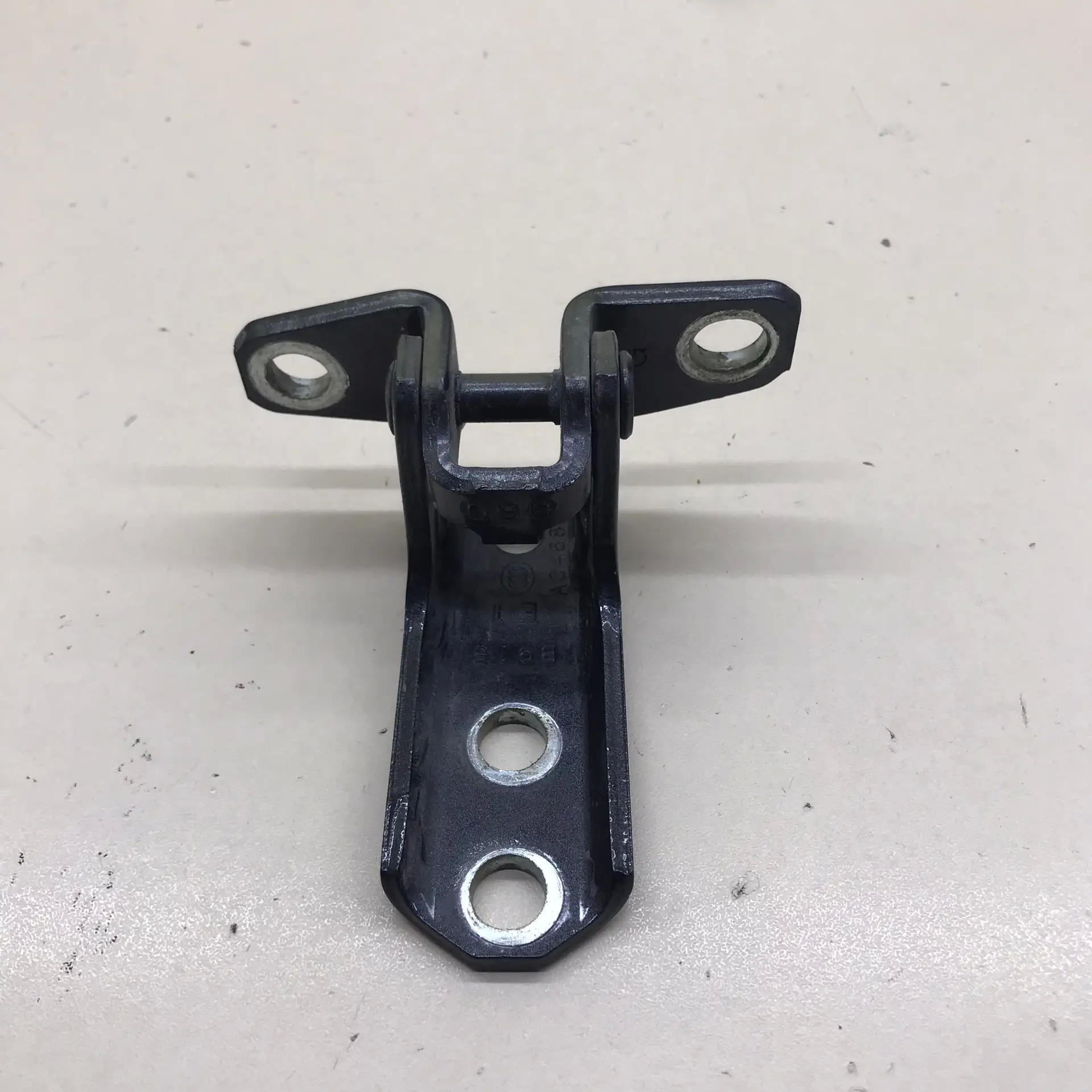 Петля двери задней правой нижняя Mitsubishi Outlander (GF) 2012>