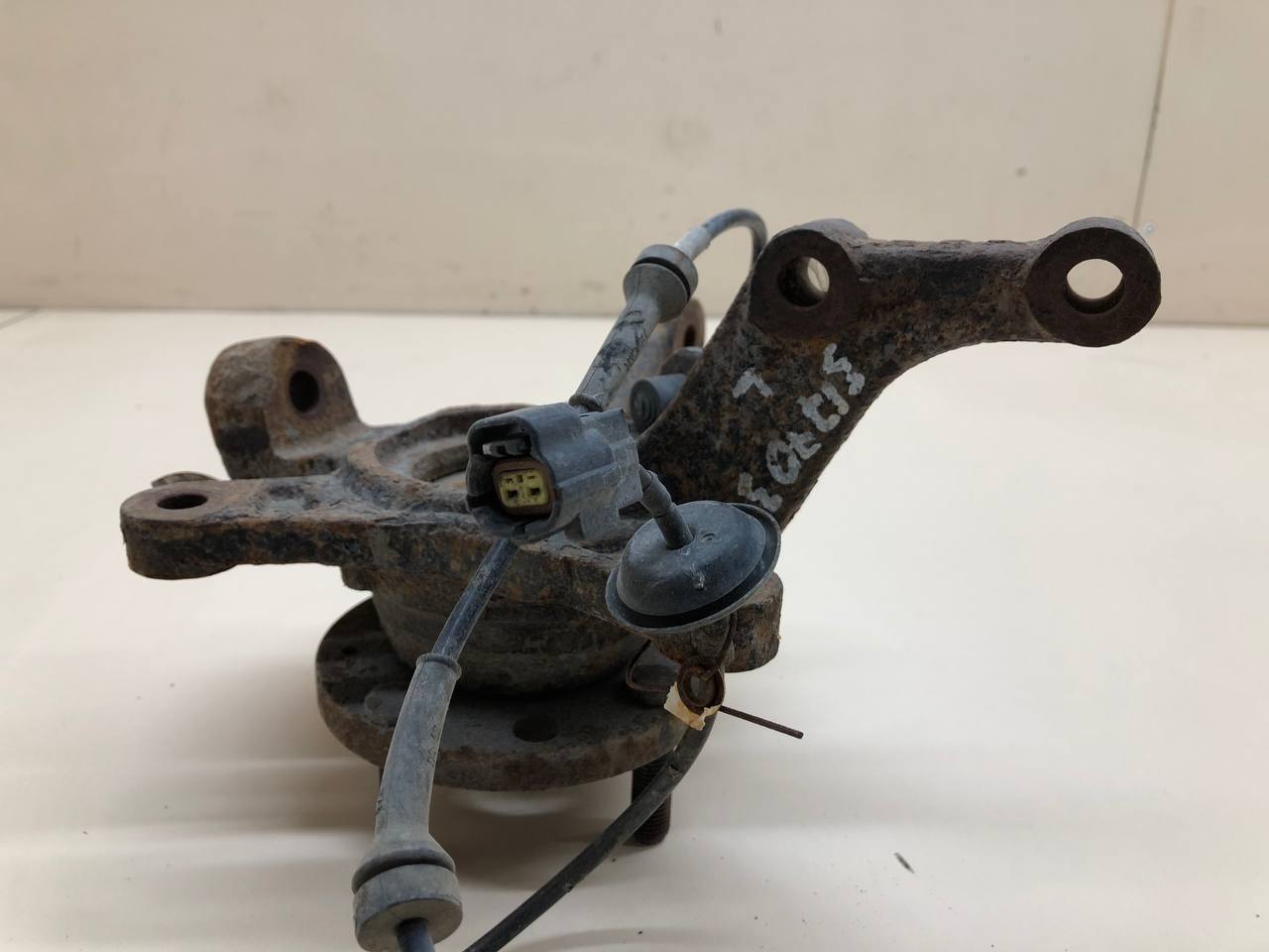 Кулак поворотный передний левый Chevrolet Aveo T250 2005-2011