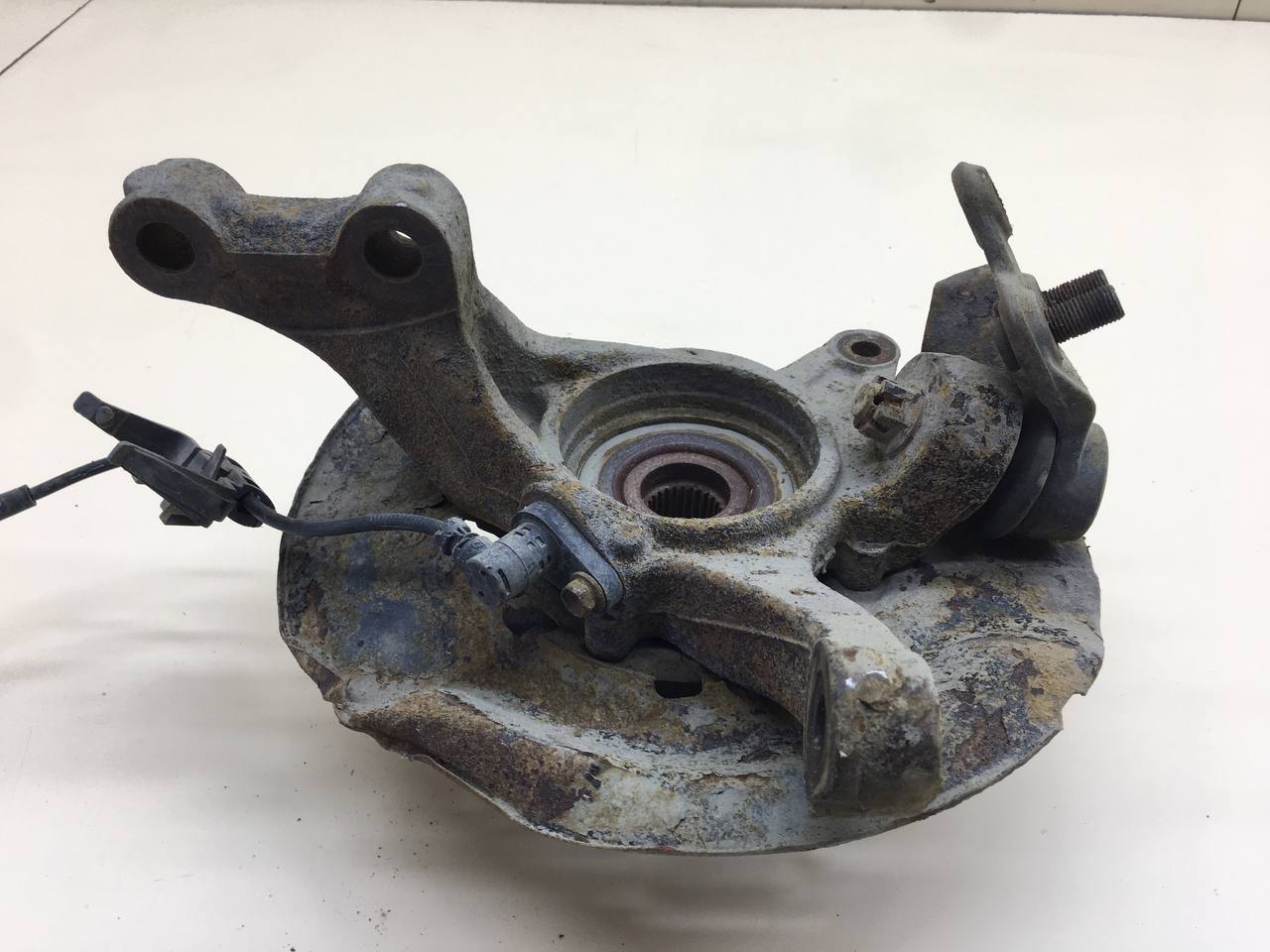 Кулак поворотный передний левый Toyota Camry (XV30) 2001-2006