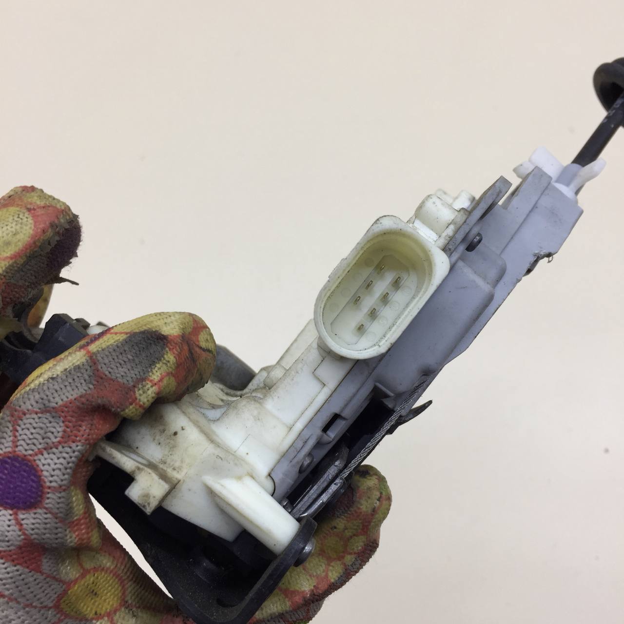 Замок двери передней правой Volkswagen Passat B7 2011-2015