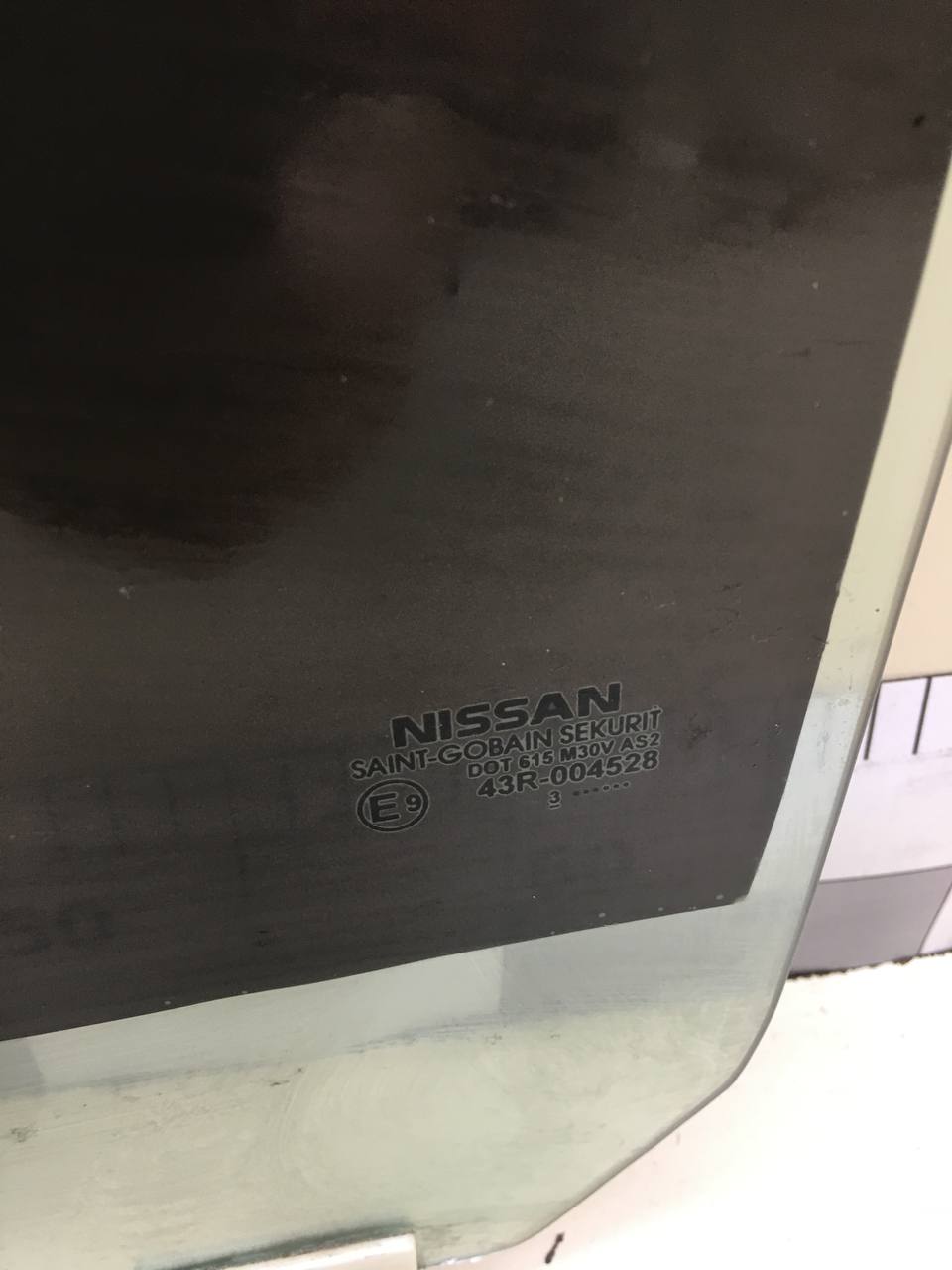 Стекло двери задней левой Nissan Tiida (C11) 2007-2014
