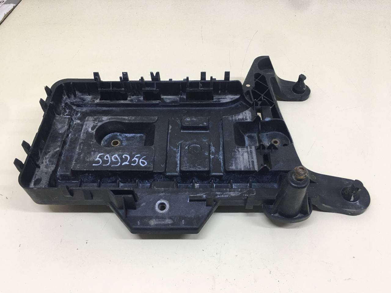 Крепление АКБ (корпус / подставка) Volkswagen Passat B7 2011-2015